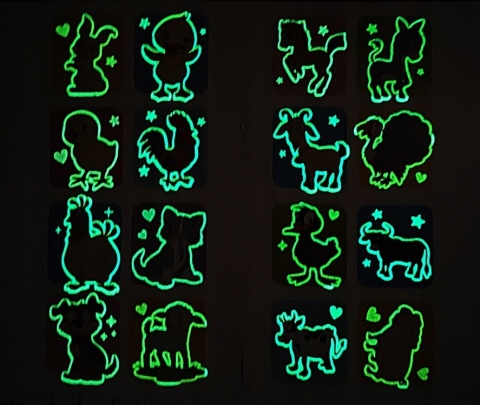 Brzdące kolorują Zwierzaki na wsi Kolorowanka Malowanka Naklejki świecące