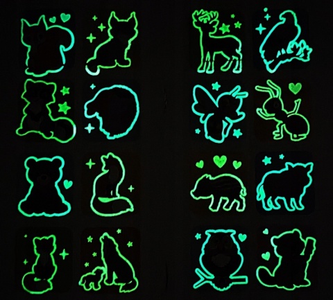 Brzdące kolorują Zwierzaki w lesie Kolorowanka Malowanka naklejki świecące