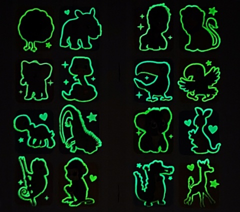 Brzdące kolorują Zwierzaki w zoo Kolorowanka Malowanka Naklejki świecące