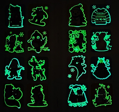 Brzdące kolorują Idą święta kolorowanka dla dzieci ze świecącymi naklejkami