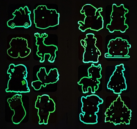 Brzdące kolorują Mikołaj świąteczna kolorowanka dla dzieci z naklejkami